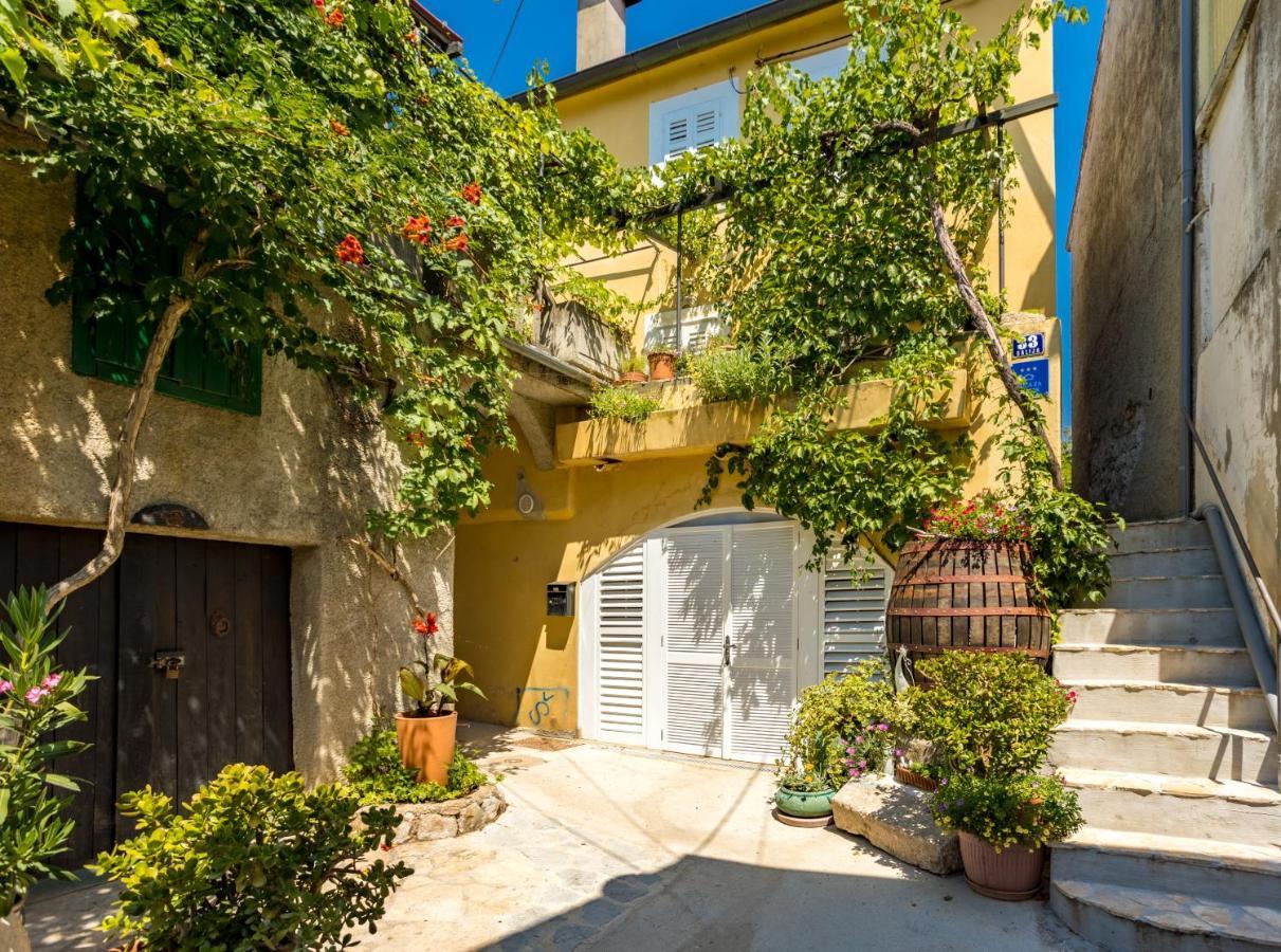Charming Studio Apartment At House Rustica With Terrace And Nearby Parking Punat Kültér fotó