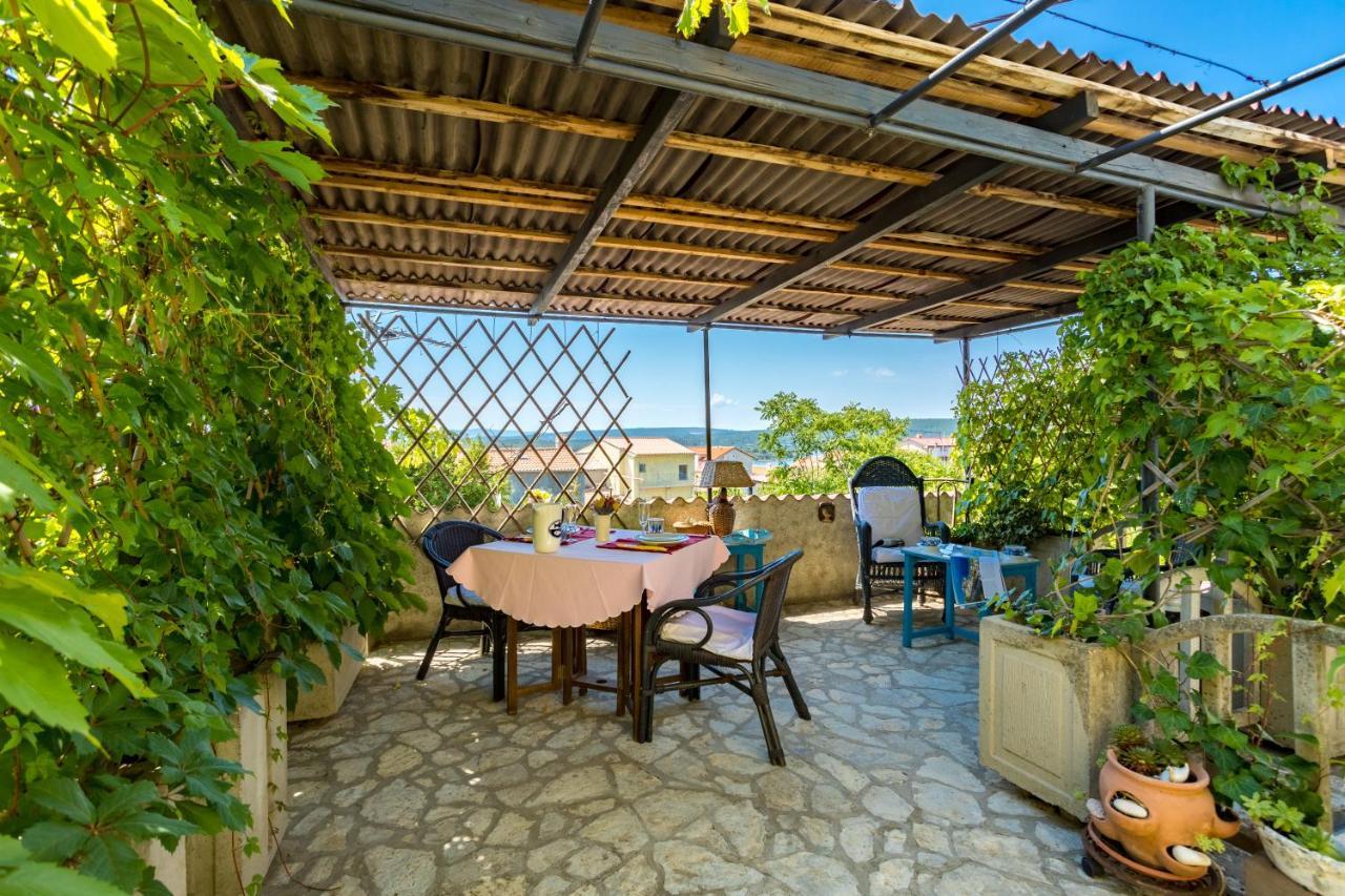 Charming Studio Apartment At House Rustica With Terrace And Nearby Parking Punat Kültér fotó