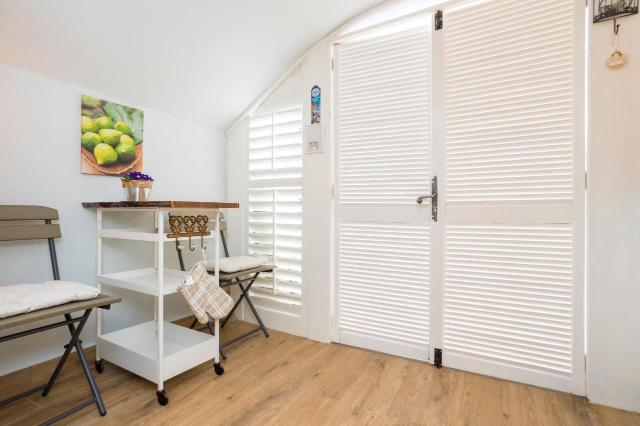 Charming Studio Apartment At House Rustica With Terrace And Nearby Parking Punat Kültér fotó